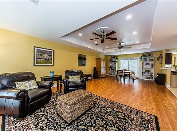 4th image of 100 Overland Dr
