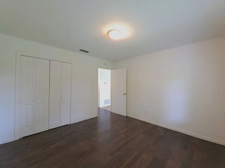 501 E Reagan St — Photo 15