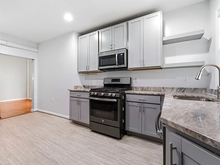 831 Wellington St — Photo 6