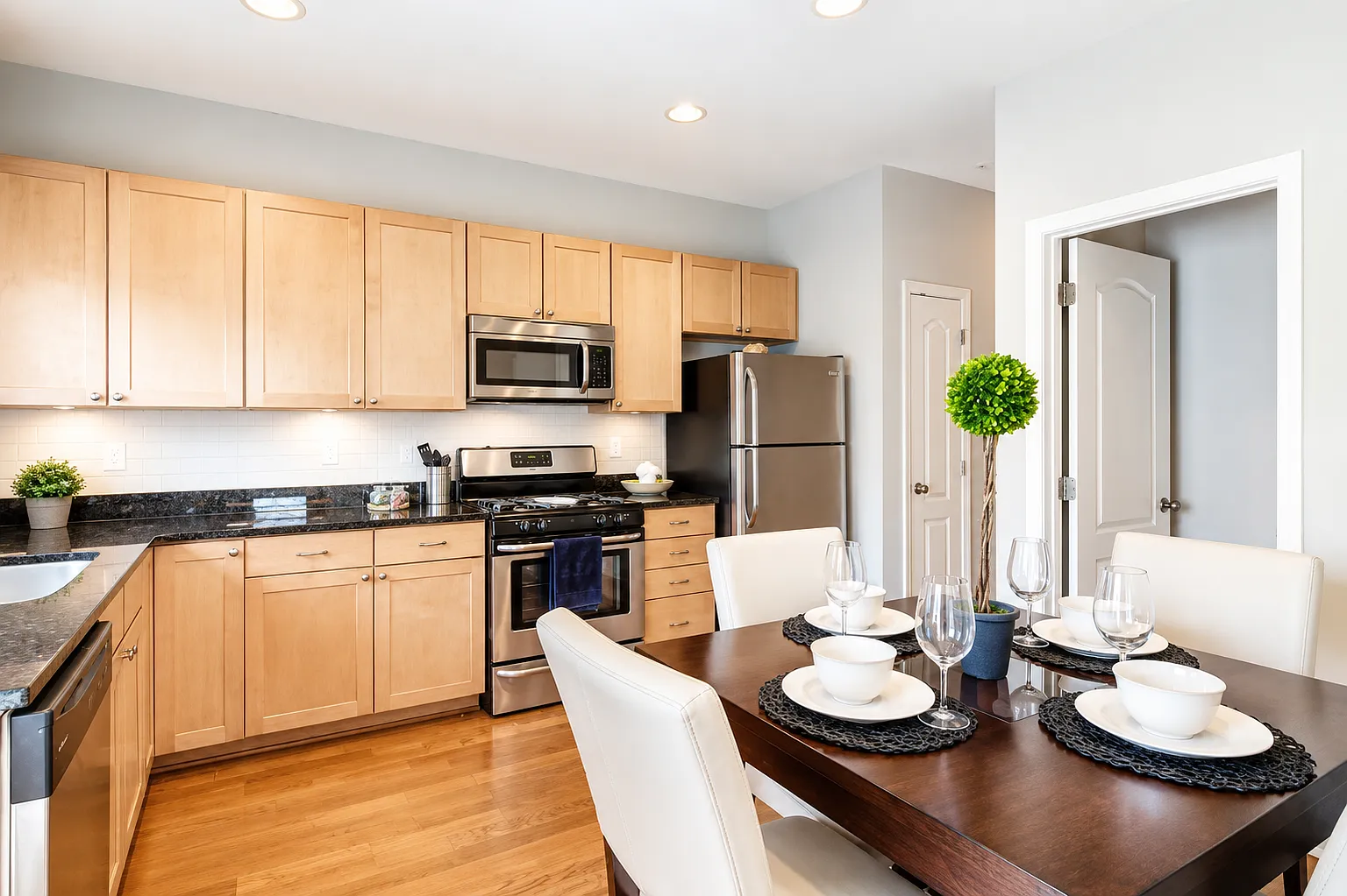 4 bed, 2.5 bath, 1890 sqft, $3,495 — Photo 3