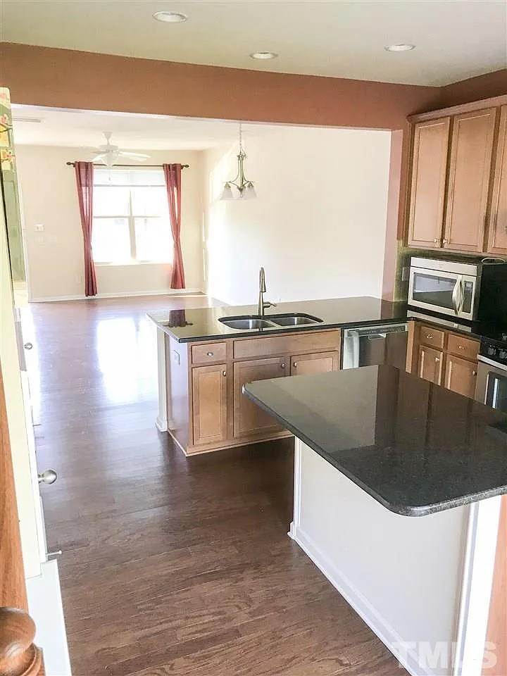 2 bed, 2.5 bath, 1195 sqft, $1,850 — Photo 2