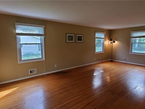 4th image of 33 Harper Dr