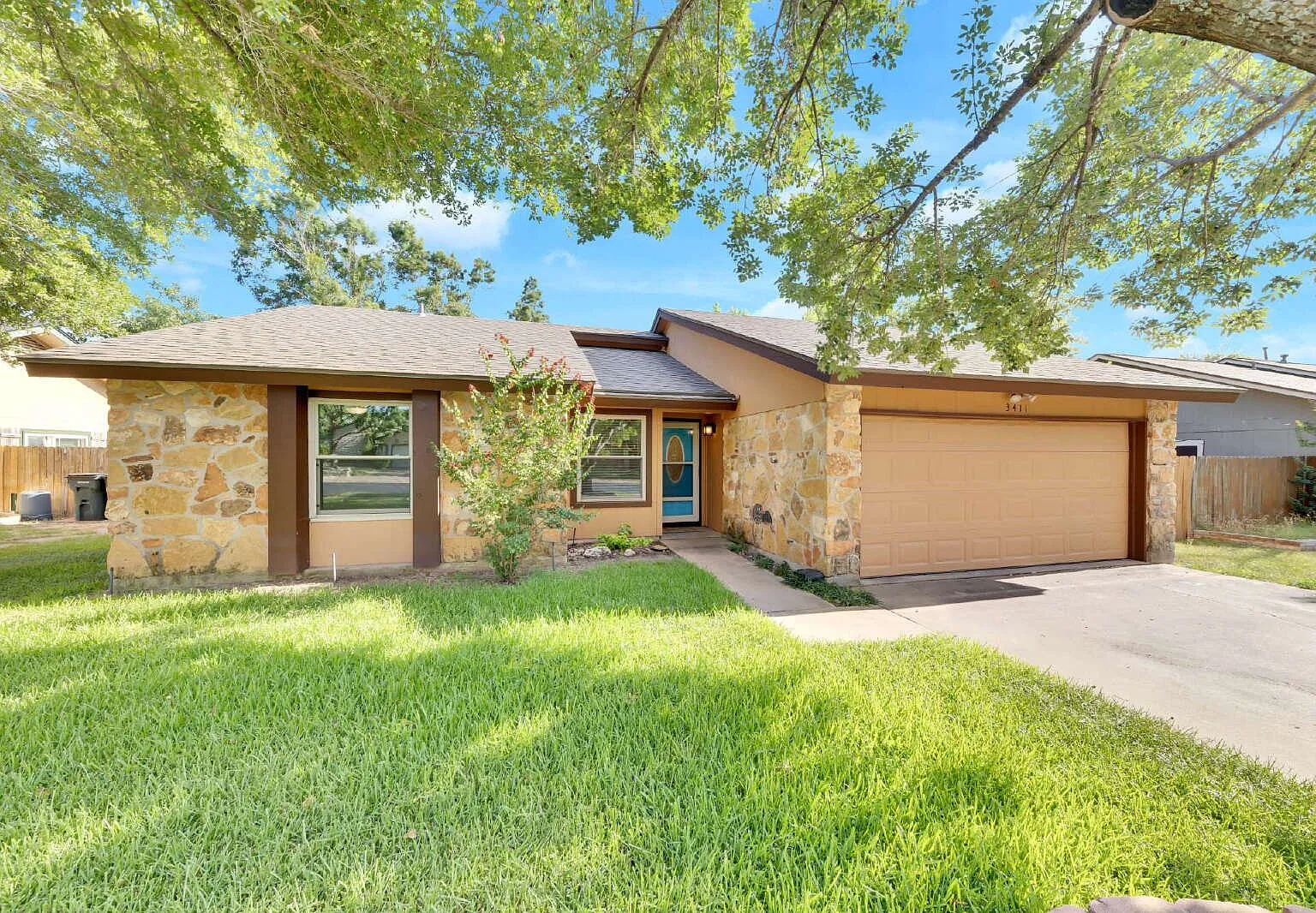 3 bed, 2.0 bath, 1289 sqft, $1,995 — Photo 1