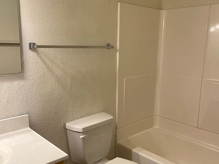 716 E Burlington St — Photo 10