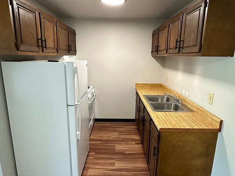 Plaza IV Apartments in St. Francis. — Photo 4