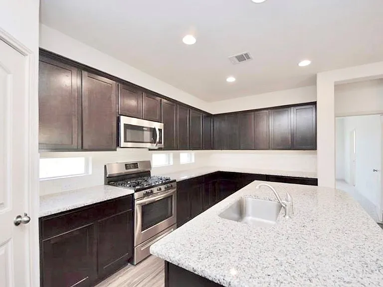 18325 Urbano Dr — Photo 5