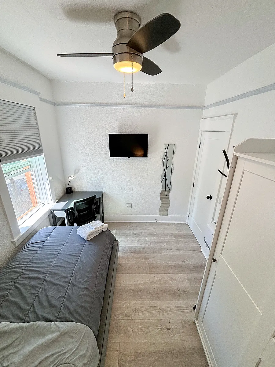 Building Photo - 1343 C St #5C