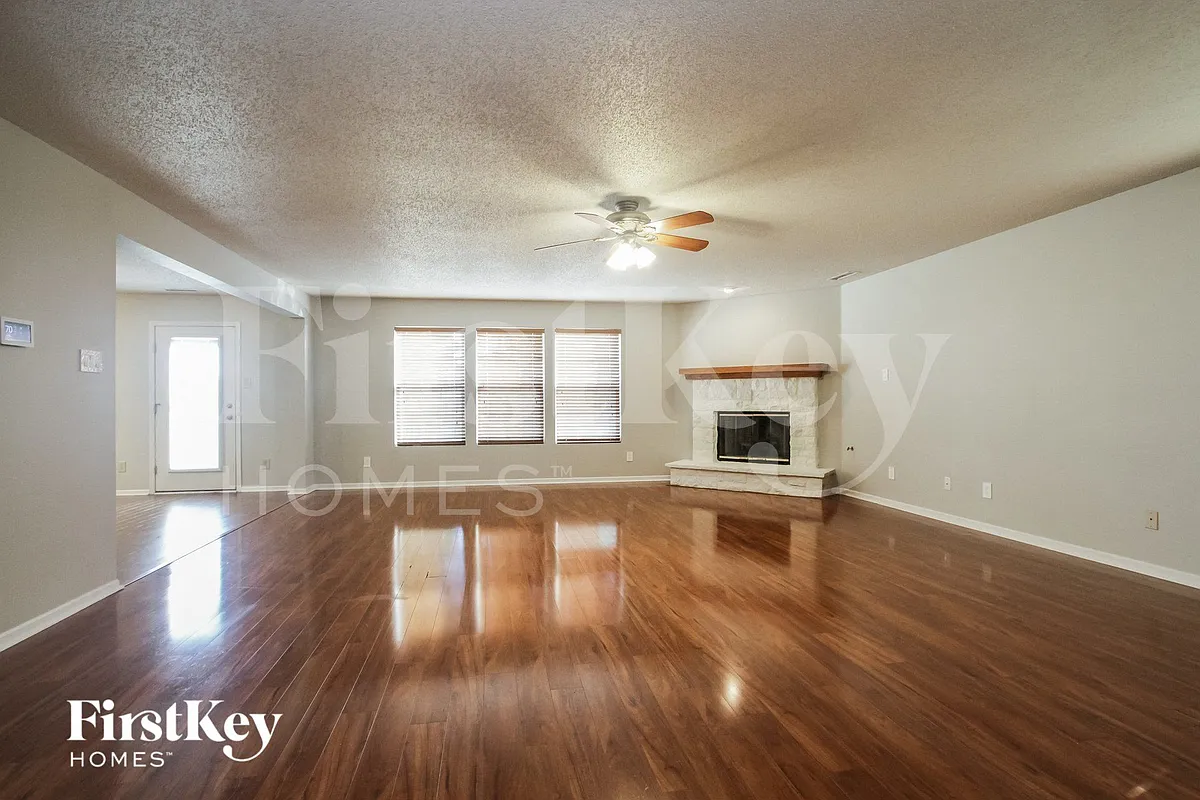 Building Photo - 945 E Brookhaven Dr
