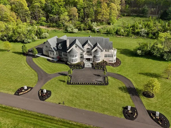 10 Stonebridge Crossing Rd, Newtown, PA 18940