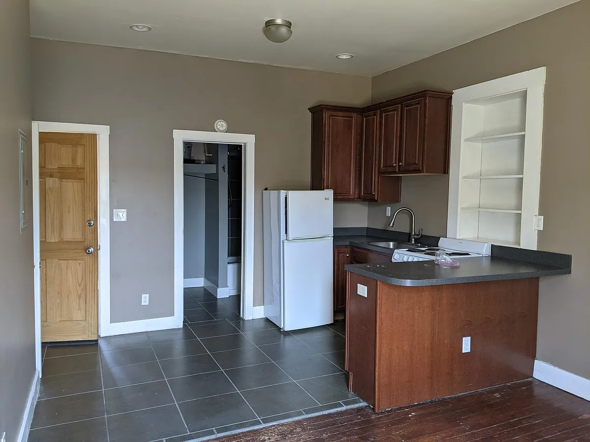 Building Photo - 433 E Oak St #4