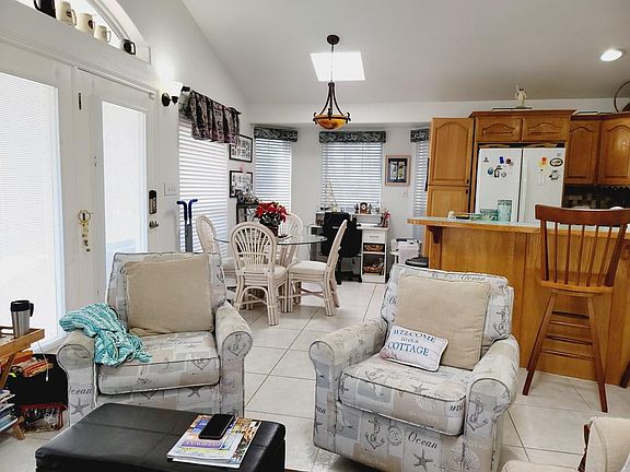 4th image of 715 E Clam Cir