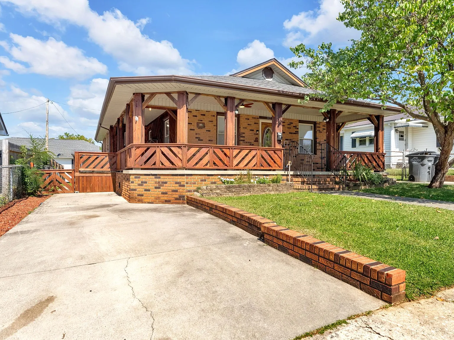 3 bed, 2.0 bath, 1368 sqft, $2,000 — Photo 3