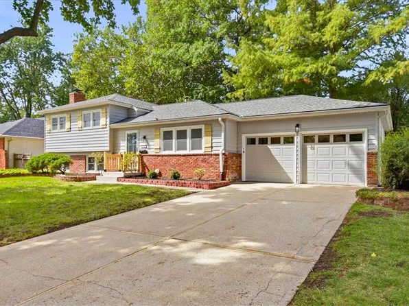 9624 Woodson Dr, Overland Park, KS 66207