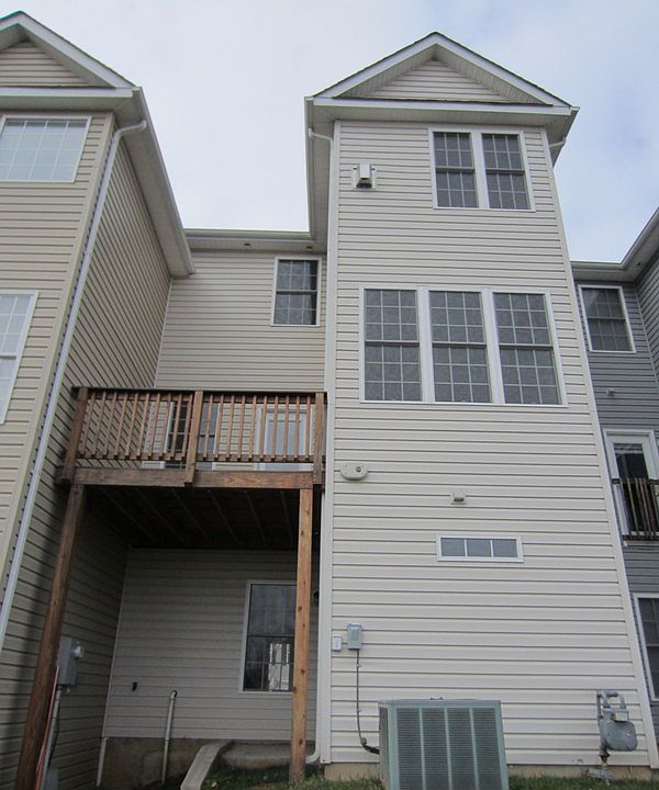 2nd image of 911 Persimmon Pl