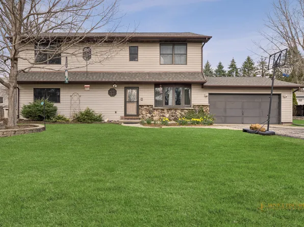 306 Juniper Rd, Island Lake, IL 60042