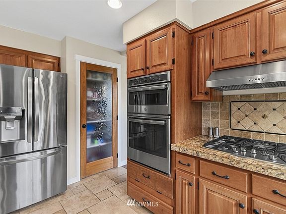 3rd image of 565 Farrelly St