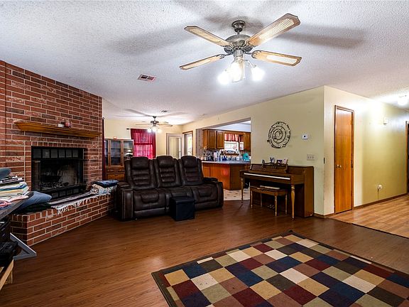3rd image of 102 W Cordes Dr