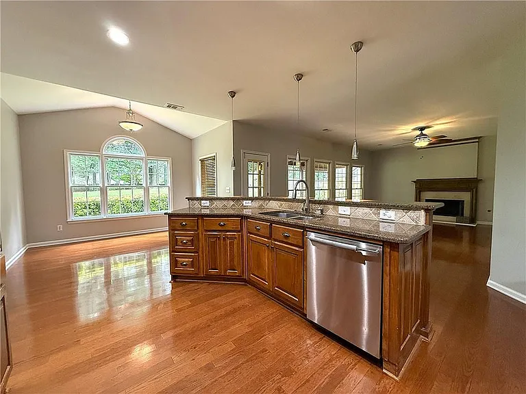1310 Rosewood Dr — Photo 11