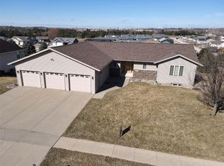 1702 Meadow Ridge Dr, Anamosa, IA 52205
