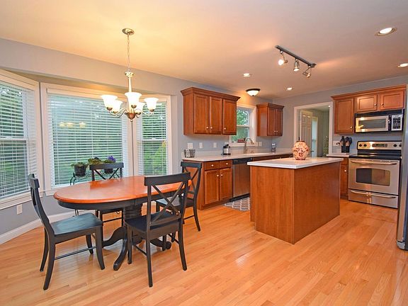 5th image of 566 Clairmont Woods Dr