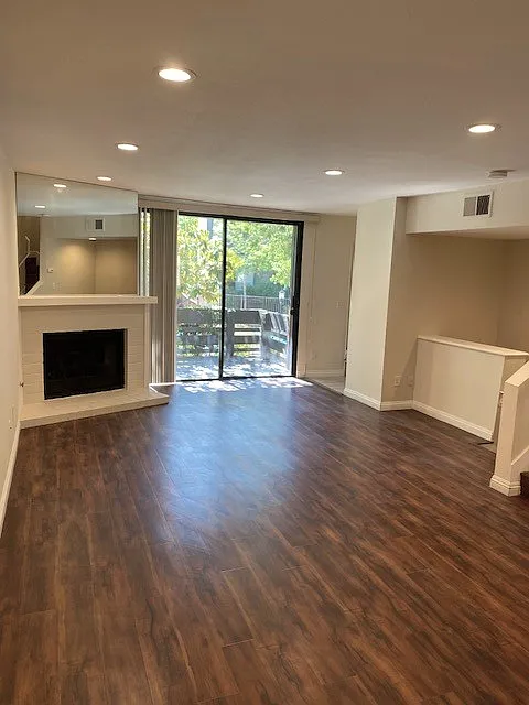 2 bed, 2.5 bath, 1350 sqft, $3,800 — Photo 2