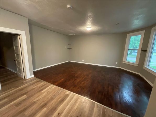 202-204 S Roane St, Webb City, MO 64870