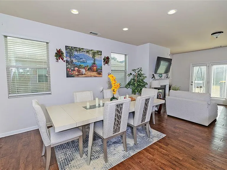 2084 Sawgrass Dr — Photo 6