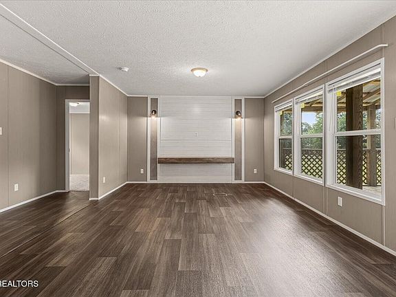 3rd image of 143 Greenbriar Rd