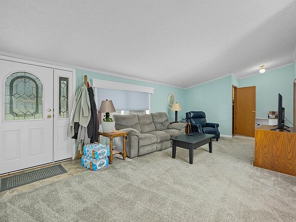 3rd image of 511 N Mid Lake Dr