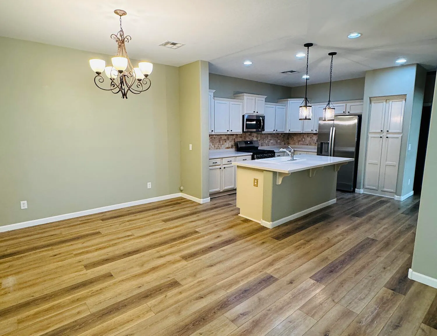 3 bed, 2.0 bath, 1679 sqft, $2,400 — Photo 4