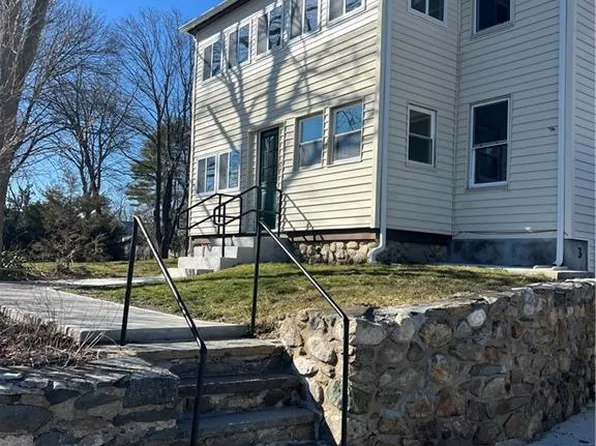 3 Eastman St, Warwick, RI 02886