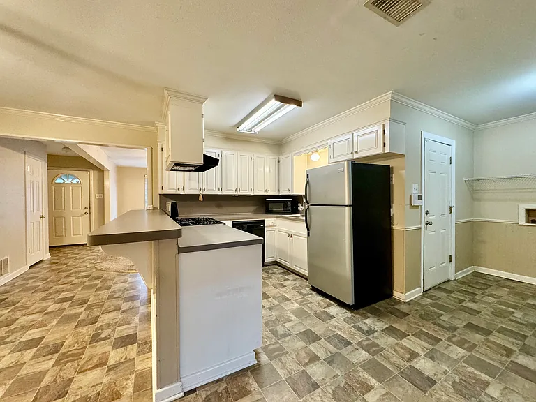 604 Enfield Dr — Photo 5