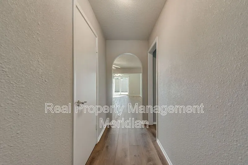 3 bed, 2.0 bath, 2100 sqft, $2,375 — Photo 4