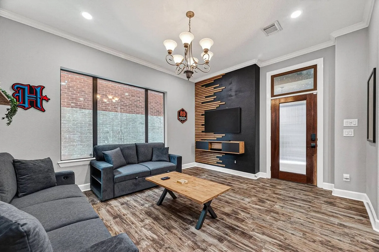 2 bed, 2.0 bath, 1819 sqft, $4,571 — Photo 2