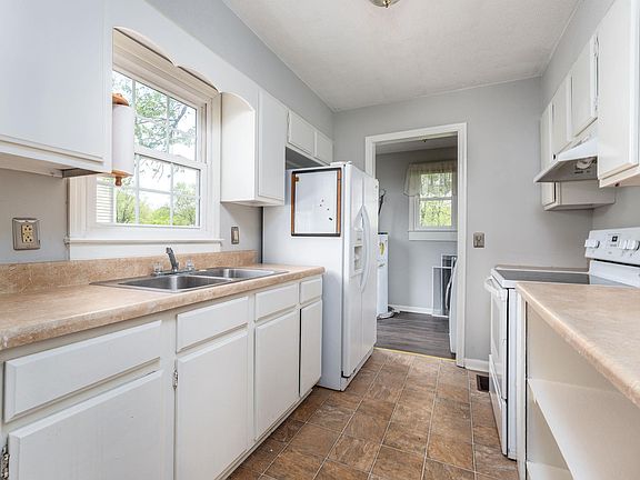 5th image of 302 Custer Ct