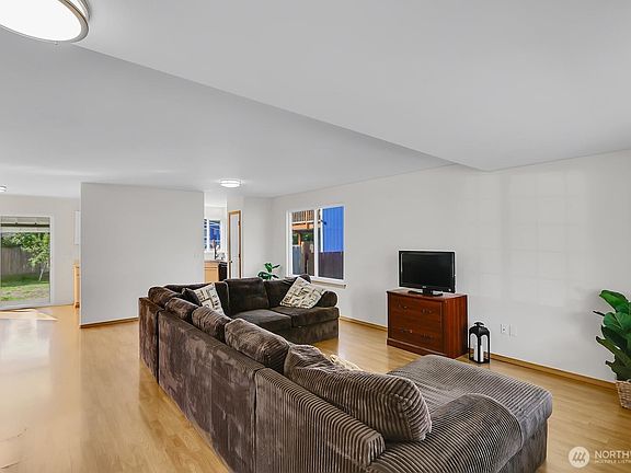 3rd image of 4822 106th Street NE