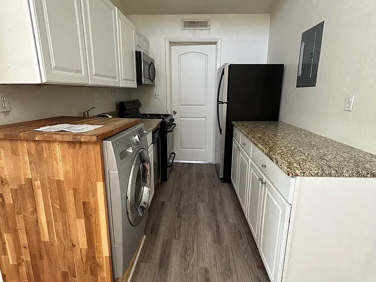 1106 W 22nd St #8 — Photo 3
