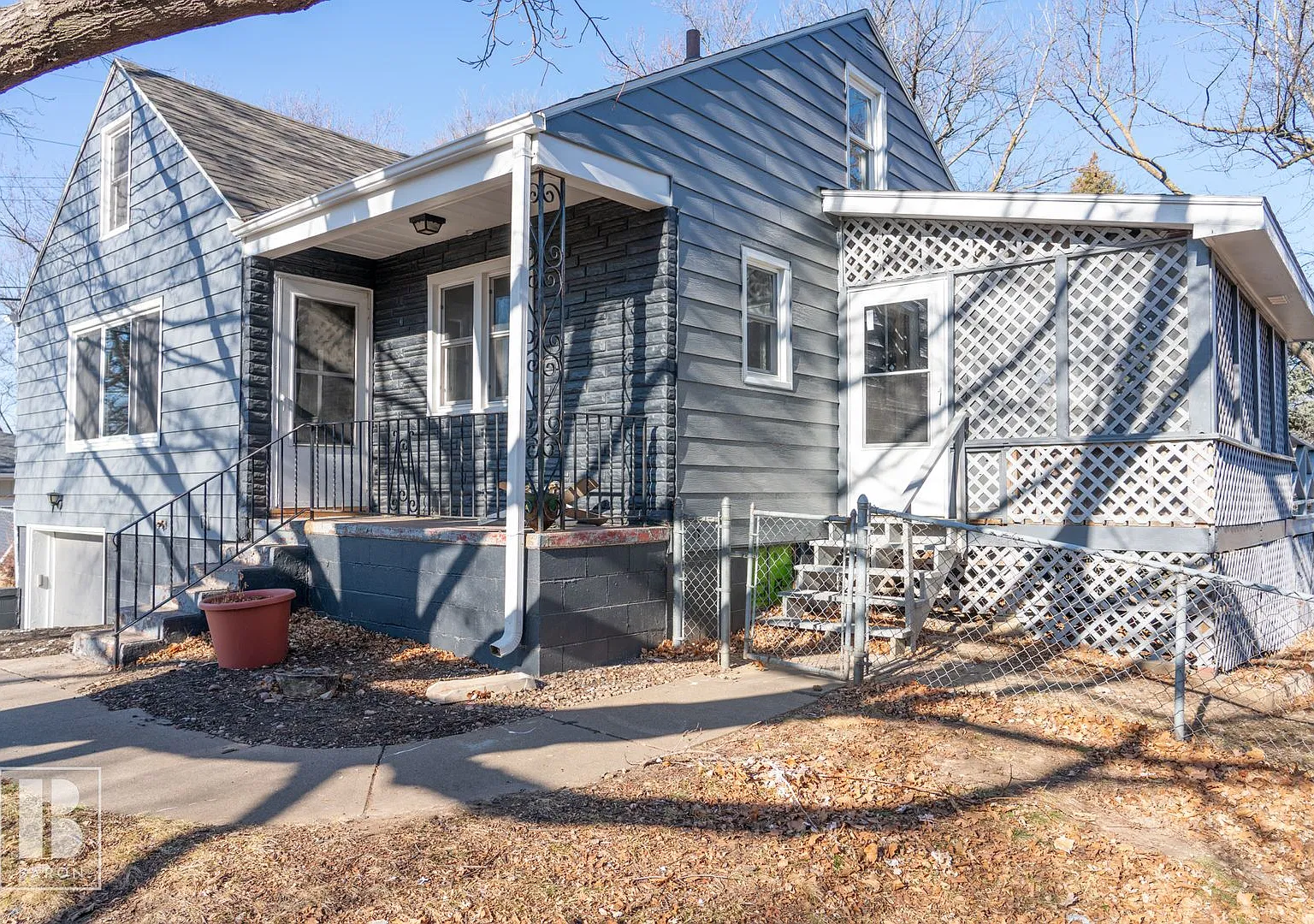 Newly remodeled 4-bedroom house & fully fenced yard! — Photo 1