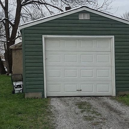 5th image of 117 E 2nd St