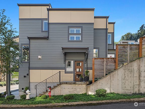 Corner townhouse on a private street>