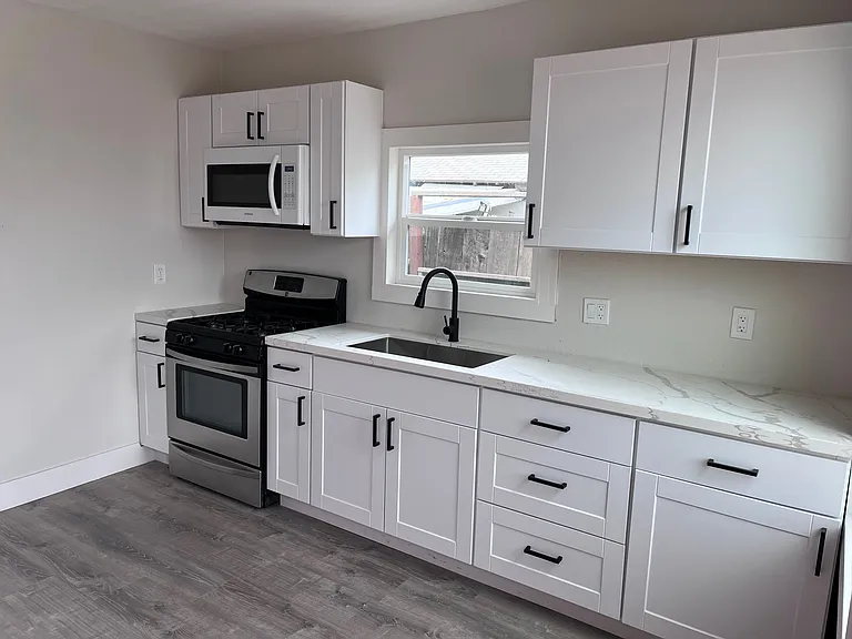 327 Hosmer Ave — Photo 2
