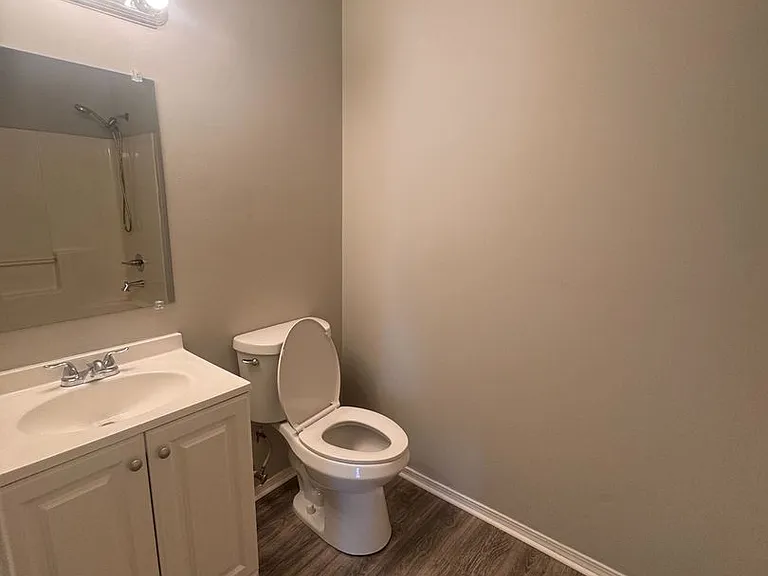 Valley View Apartments — Photo 57