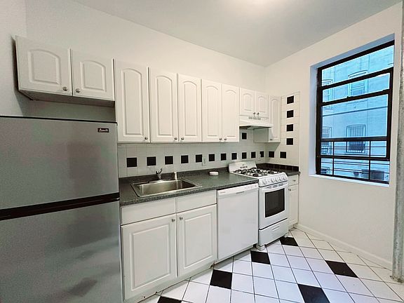 3rd image of 624 11th St APT 4