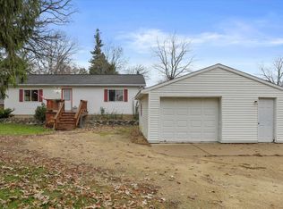 303 Lake Shore Dr, Edgerton, WI 53534
