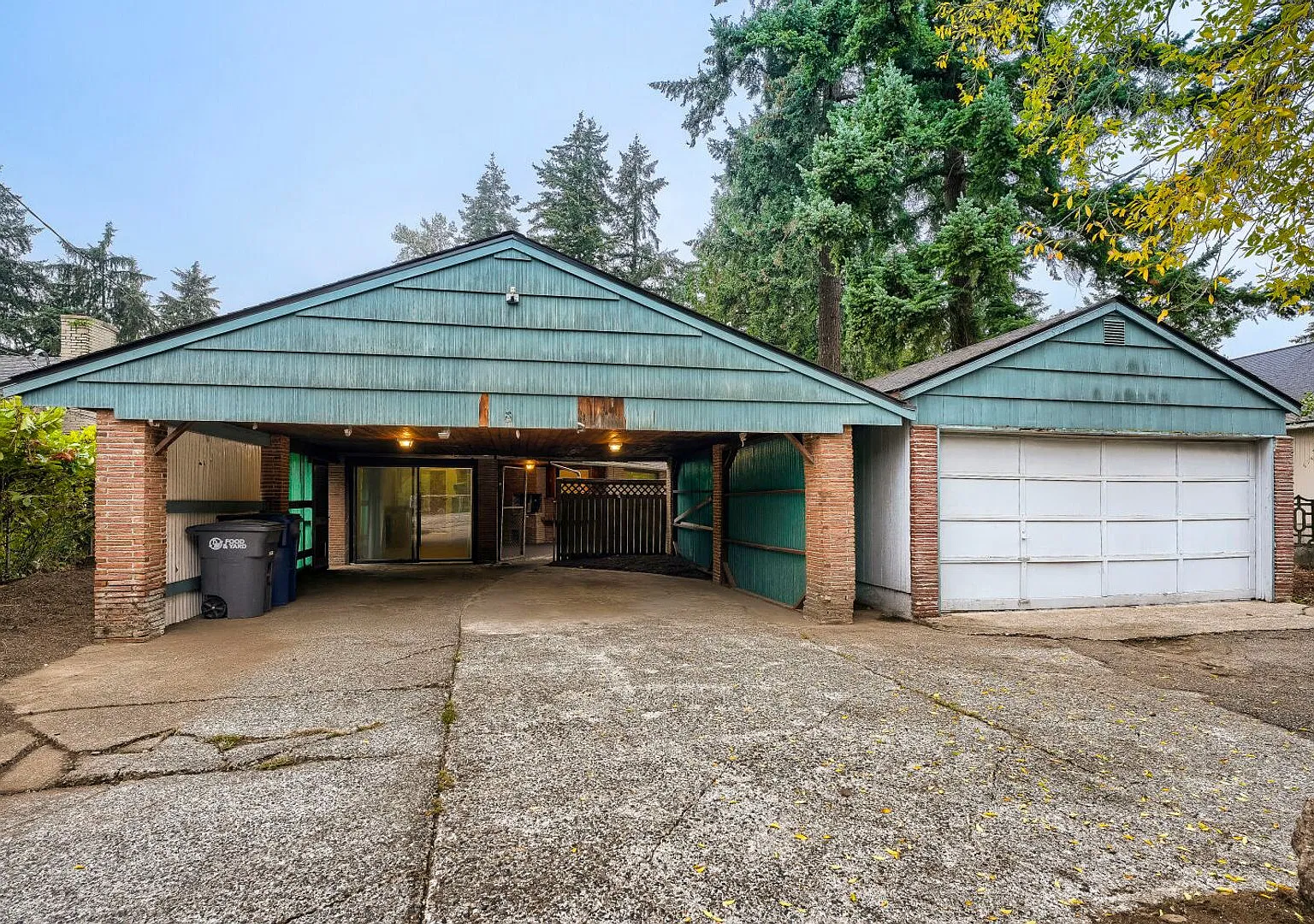 Ideally Located 3 Bed 1 Bath Burien Home w/ Huge Fenced Yard & Garage! — Photo 3