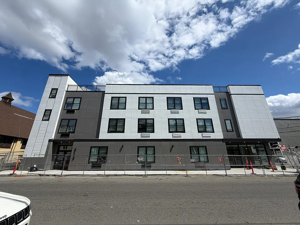 59 Pearl St #205
