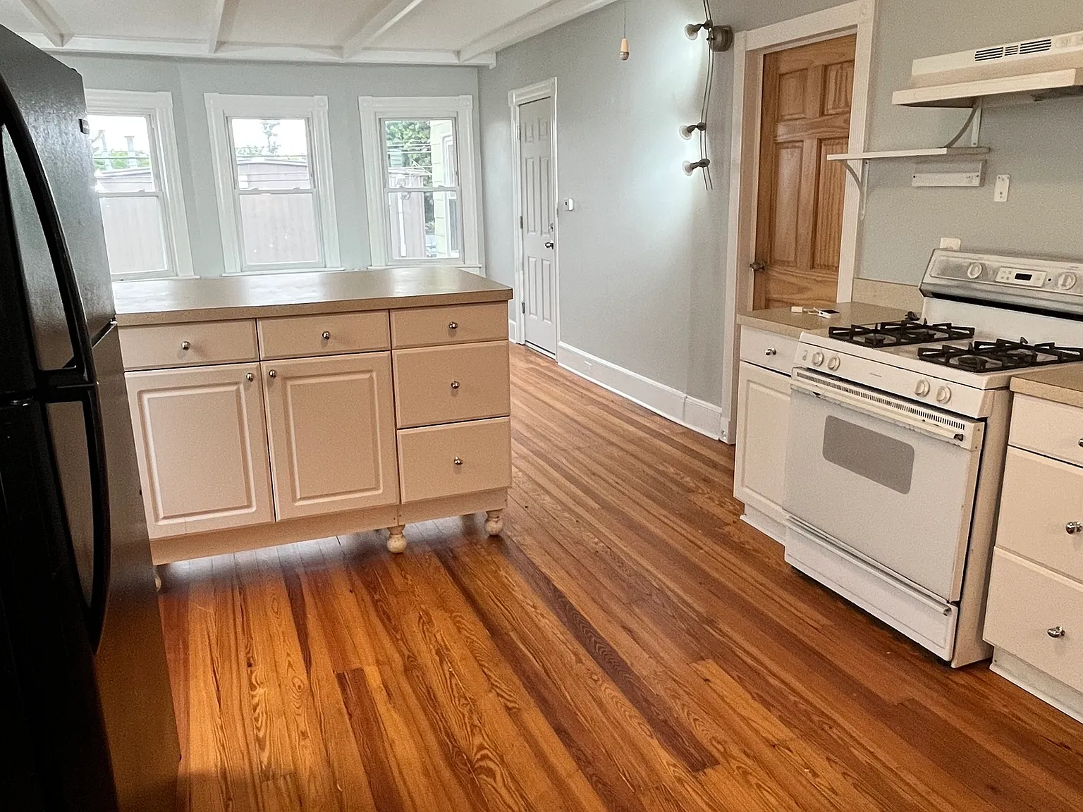 3 bed, 2.0 bath, 2044 sqft, $2,500 — Photo 4