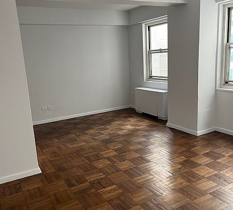 3rd image of 100 W 57th St APT 9B