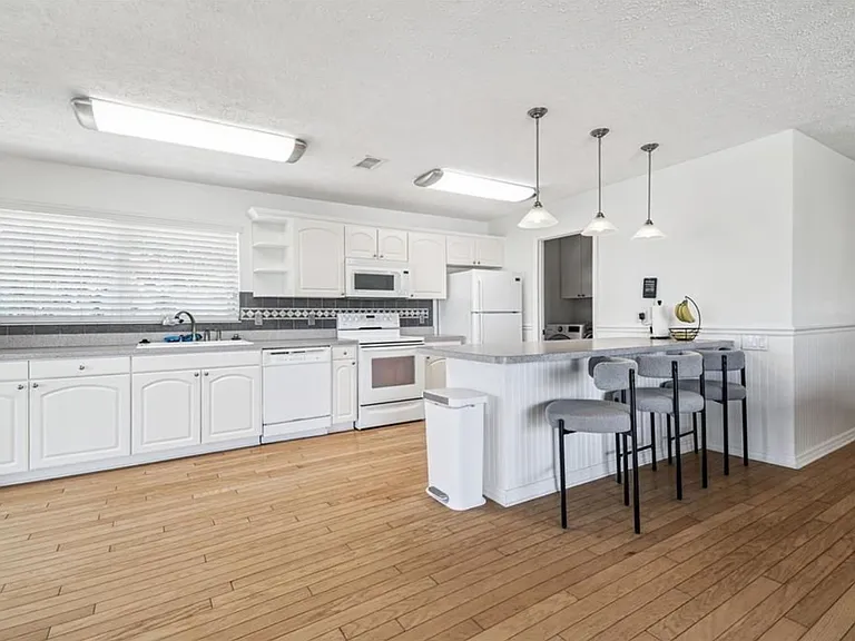 9914 Alavista Dr — Photo 7