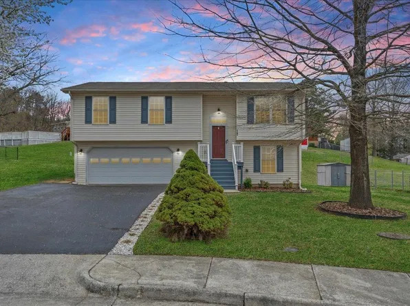 3382 Village Court Ln NE, Roanoke, VA 24012